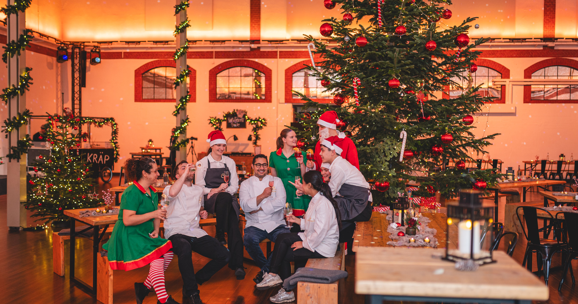Weihnachtlich gekleidete Menschen in der weihnachtlich dekorierten Halle in der Dressurhalle by Gerresheim im Tierpark Hagenbeck