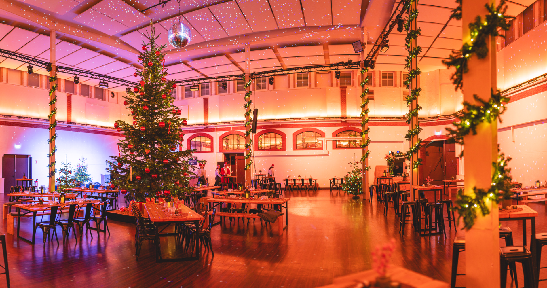Weihnachtliche Atmosphäre mit dekoriertem großen Baum in der Halle der Dressurhalle by Gerresheim im Tierpark Hagenbeck